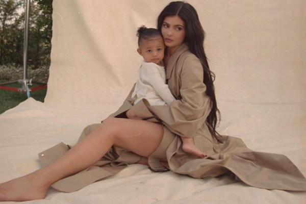 Η Κάιλι Τζένερ ντύθηκε ασορτί με την κόρη της | imommy.gr