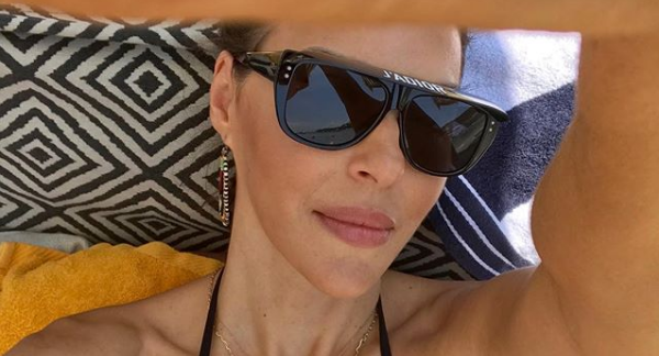 Σίσσυ Φειδά: Φωτογραφίζει την κόρη της στην παραλία | imommy.gr