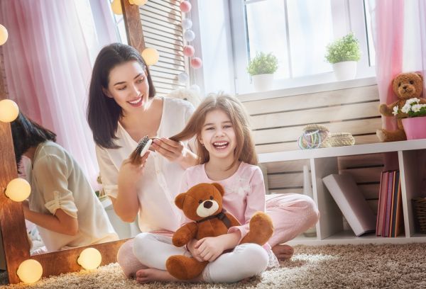 Πώς θα αφαιρέσετε αποτελεσματικά την τσίχλα από τα μαλλιά του παιδιού | imommy.gr