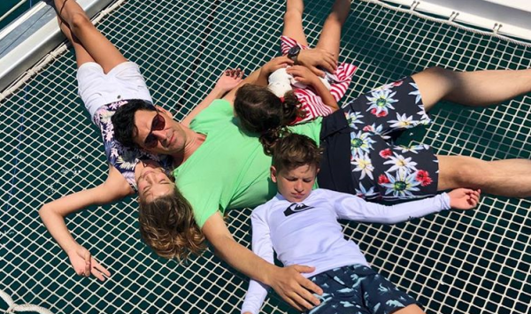 Σάκης Ρουβάς: Στην παραλία με τα τέσσερα παιδιά του | imommy.gr