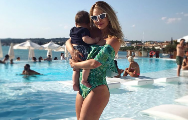 Η Χριστίνα Αλούπη αποχαιρετά το καλοκαίρι έχοντας στην αγκαλιά τον γιο της | imommy.gr