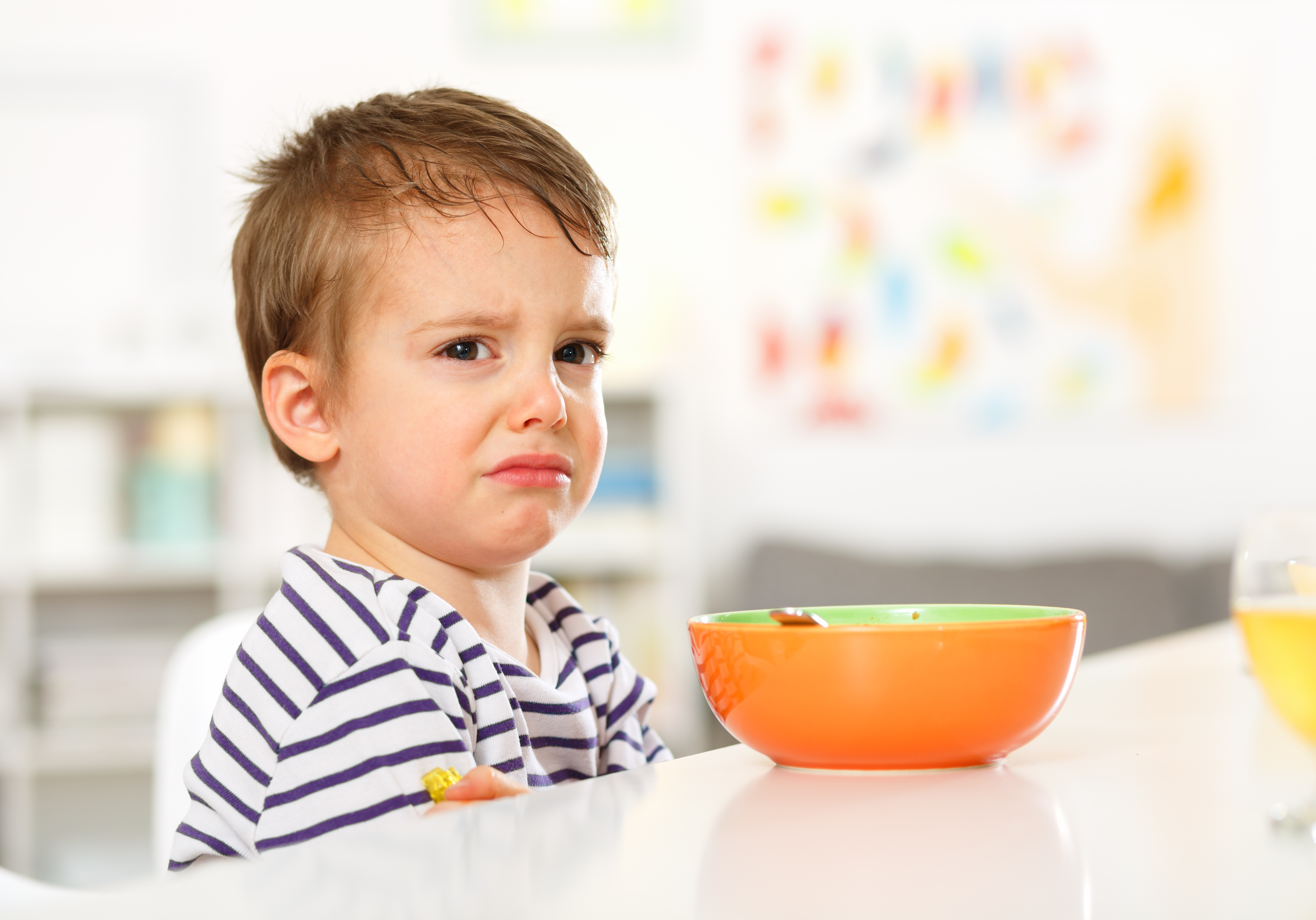 Ребенок плохо есть вечером. Плохой аппетит у ребенка. Ребенок. Ребенок ест кашу. Ребенок не хочет кушать.