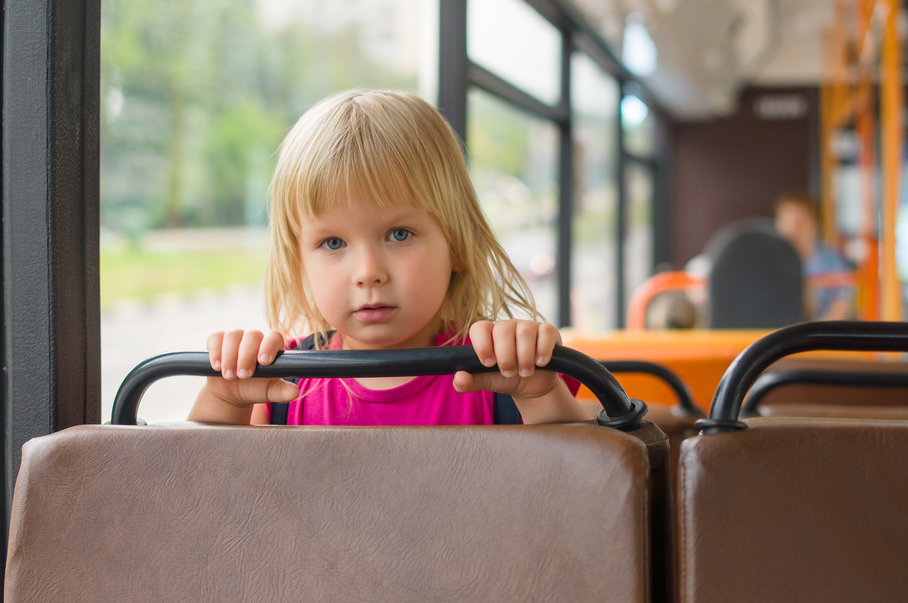 Пассажиры с детьми в автобусе