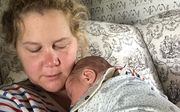 Η Έιμι Σούμερ φωτογραφίζει τον 4 μηνών γιο της να κοιμάται | imommy.gr