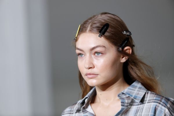 Η σπιτική θεραπεία της Τζίτζι Χαντίντ για λαμπερά μαλλιά | imommy.gr