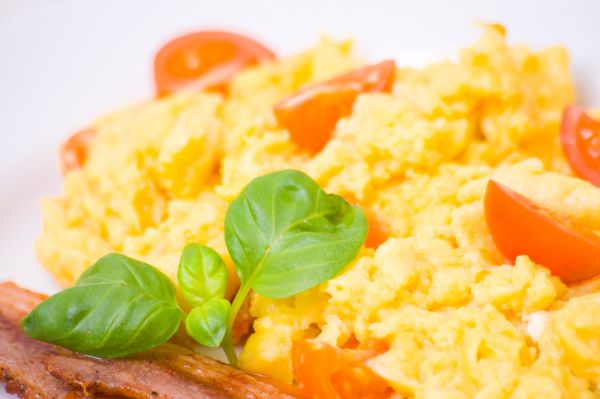 Αυγά scrambled με ντοματίνια | imommy.gr