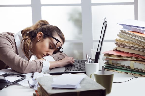 Ύπνος και παραγωγικότητα: Μήπως χρειάζεστε μια σιέστα στο… γραφείο; | imommy.gr