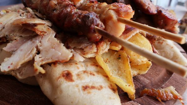 Σουβλάκι ή πίτσα: Πόσες θερμίδες έχει το καθένα; | imommy.gr