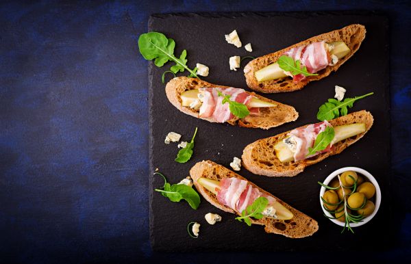 Γκουρμέ μπρουσκετάκια με προσούτο και αχλάδι | imommy.gr