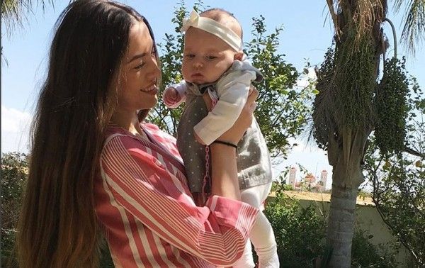 Εβελίνα Σκίτσκο: Στόλισε το δέντρο μαζί με την κορούλα της | imommy.gr