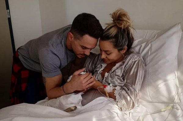 Βασιλική Μιλλούση: Φωτογραφίζει τον Λευτέρη Πετρούνια με την κορούλα τους στην αγκαλιά του | imommy.gr