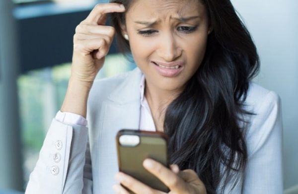 Τι να κάνεις αν την έπιασες να ελέγχει το κινητό σου | imommy.gr