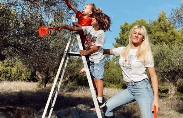 Όλγα Πηλιάκη: Φωτογραφίζει την κορούλα της μπροστά από το δέντρο | imommy.gr