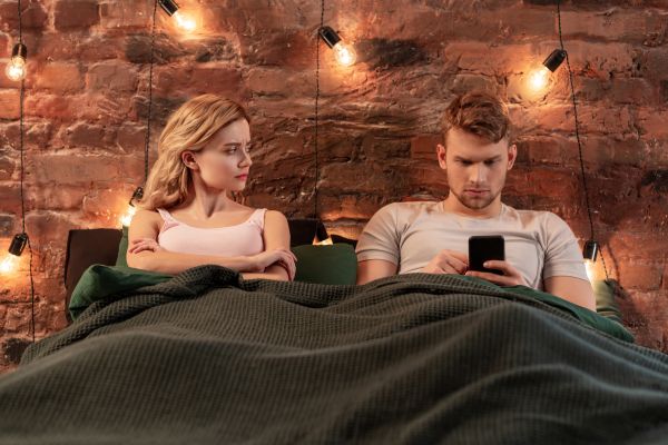 Σύντροφος: Γιατί ενδιαφέρεται μόνο για την παρέα; | imommy.gr