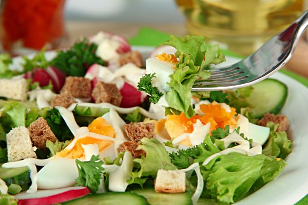 Γευστική σαλάτα με αυγά και τυρί | imommy.gr