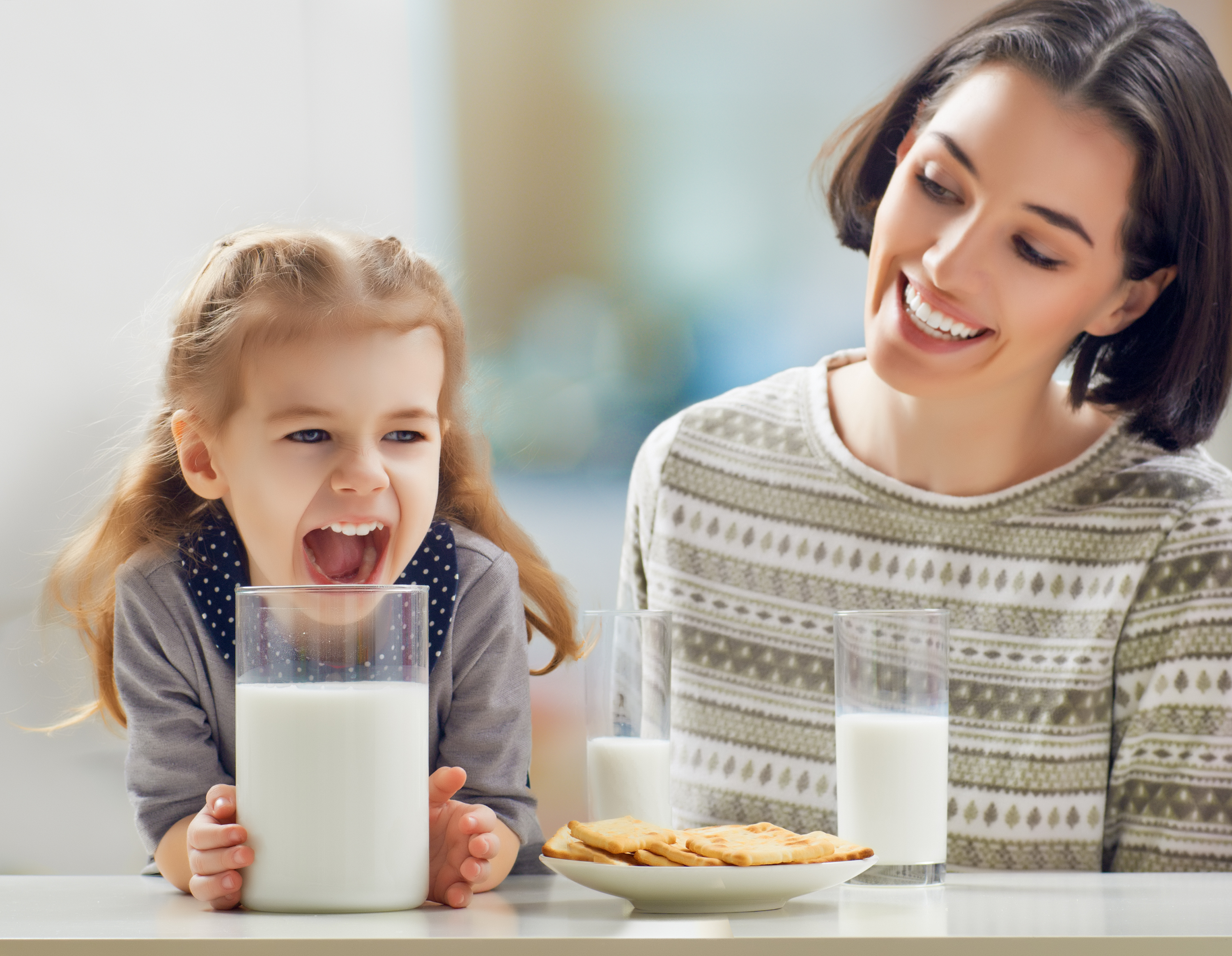 Завтрак с молоком детский. Семейный завтрак. Молочные продукты для детей. Семья пьет молоко. Молоко для детей.