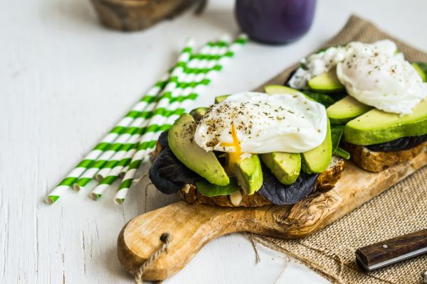 Αυγά ποσέ με αβοκάντο σε φρυγανισμένο ψωμί | imommy.gr