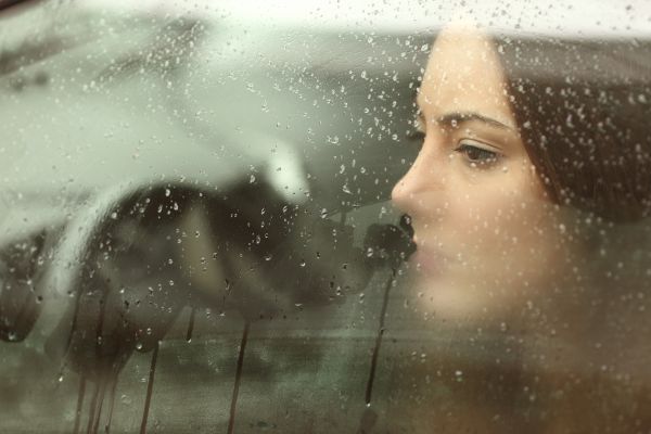 Πώς μας επηρεάζει η εποχική κατάθλιψη; | imommy.gr