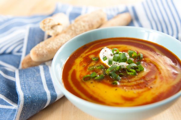 Ντοματόσουπα με γιαούρτι στη «μέση» | imommy.gr