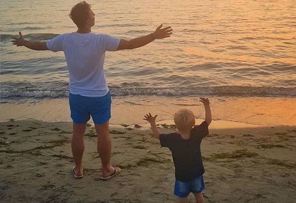 Δείτε πώς στόλισε το δέντρο γιος διάσημου τραγουδιστή | imommy.gr