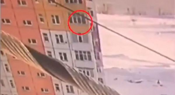 Βίντεο που κόβει την ανάσα: Έπεσε από τον 9ο όροφο και γλίτωσε | imommy.gr