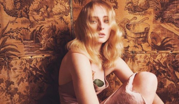 H εντυπωσιακή εμφάνιση της Sophie Turner στα Grammys | imommy.gr