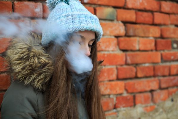 Πώς θα κρατήσετε το έφηβο παιδί σας μακριά από το τσιγάρο | imommy.gr