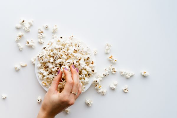 Δέκα υγιεινά (και νόστιμα) σνακ για τις βραδινές λιγούρες | imommy.gr