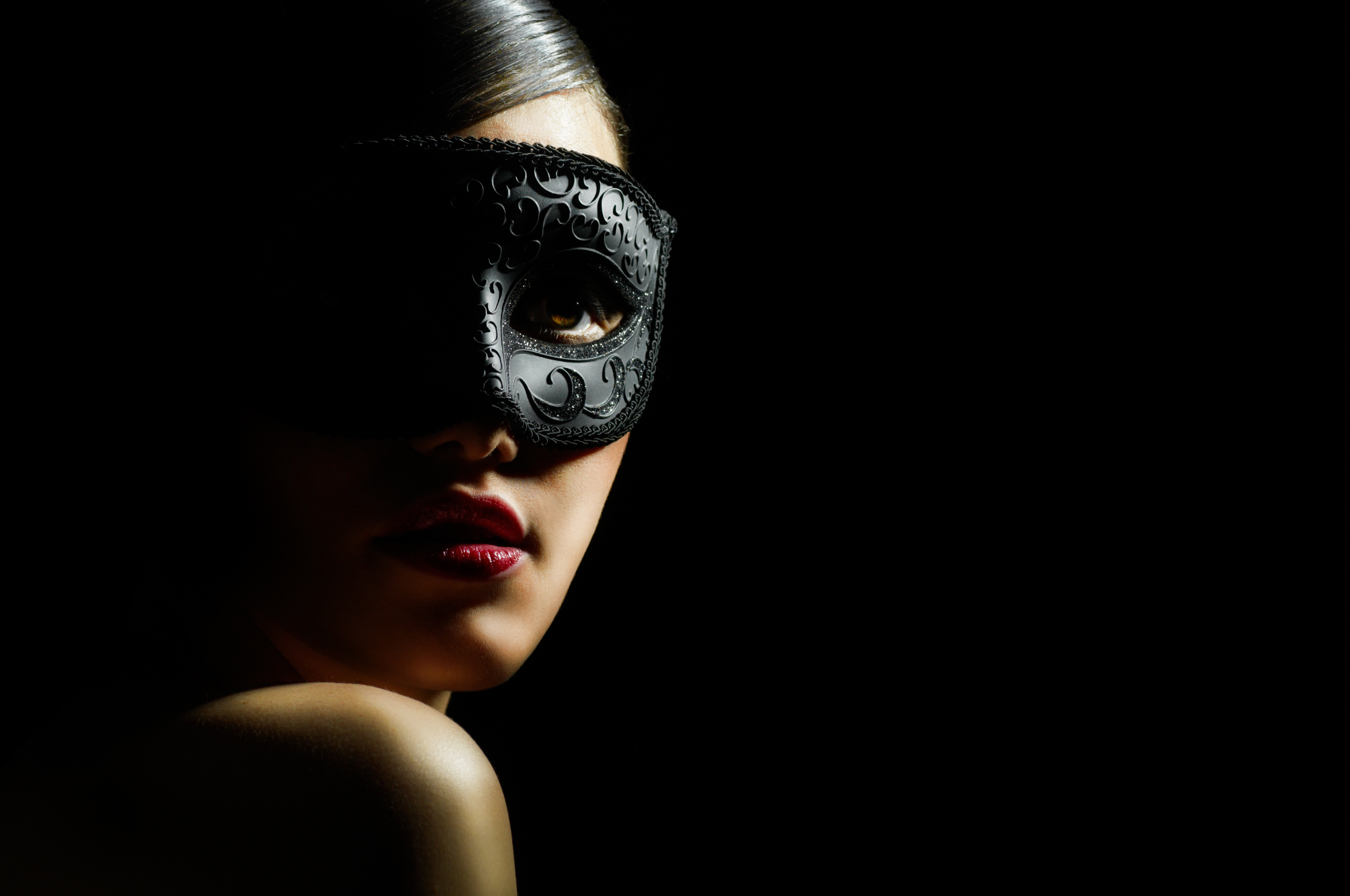 Маска на черном фоне. Девушка в черной маске. Красивая девушка в маске. Девушка в венецианской маске. Девушка в театральной маске.