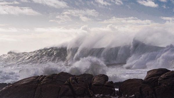 Μεγάλα κύματα χτυπούν αλύπητα το Blue Star Paros | imommy.gr