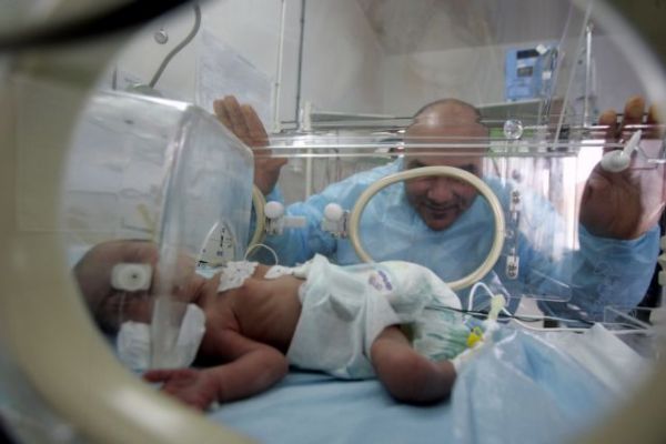 Μωρό γεννήθηκε με… νεύρα – Το «απειλητικό» βλέμμα στο γιατρό | imommy.gr