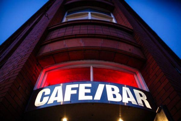 Πορτιέρης ρίχνει ξερό ενοχλητικό άνδρα μόνο με ένα χαστούκι | imommy.gr