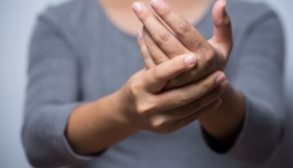 Να γιατί δεν πρέπει να κάνετε «κρακ» στο σώμα σας | imommy.gr