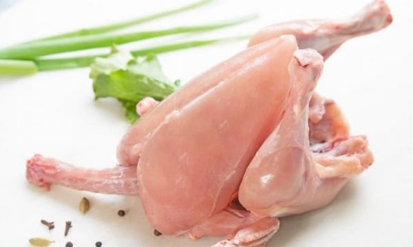 Τι σημαίνει ο λευκός σχηματισμός πάνω στο ωμό κοτόπουλο; | imommy.gr