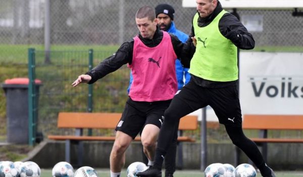 Άγνωστος μπήκε σε γήπεδο με μηχανή την ώρα που γινόταν αγώνας | imommy.gr