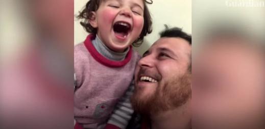 Συγκινητικό: Εκπαιδεύει τη κόρη του να γελά όταν ακούει βόμβες | imommy.gr