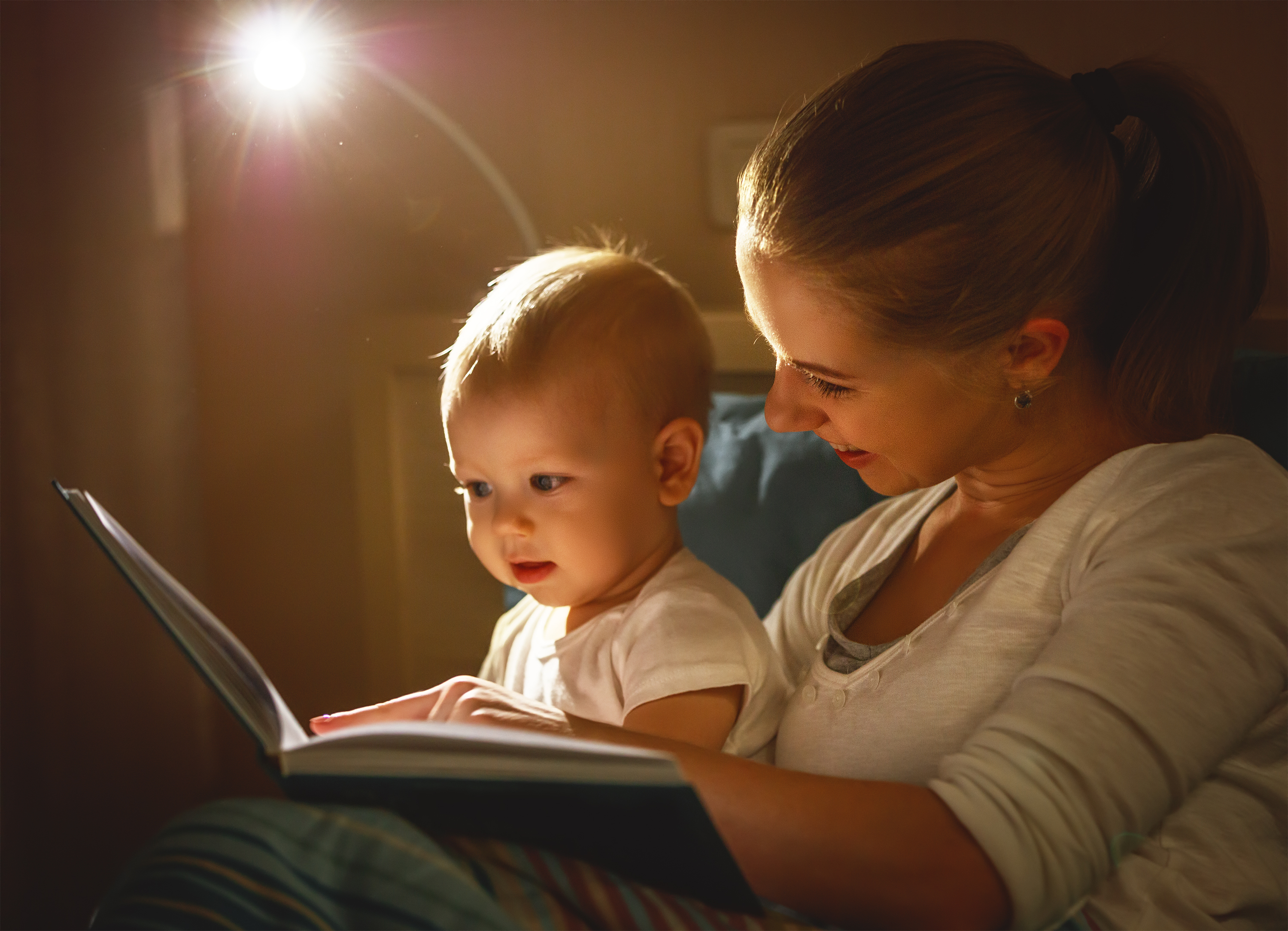 Видео читающая мама. Мама читает сказку ребенку. Мама с книжкой и ребенком. Мама читает книгу ребенку. Чтение перед сном детям.