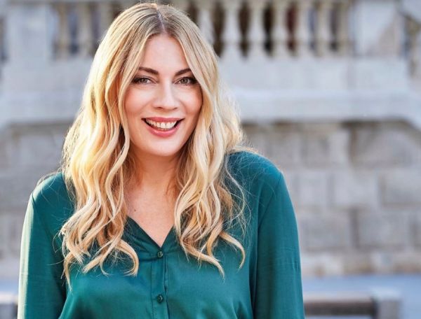 Σμαράγδα Καρύδη : Όταν ήταν 18 χρονών στην Σαντορίνη | imommy.gr