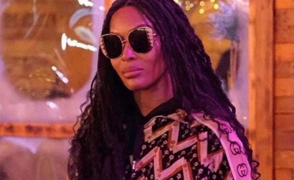 H Nαόμι Κάμπελ ανέβασε φωτογραφία δείχνοντας το στήθος της στο Instagram | imommy.gr