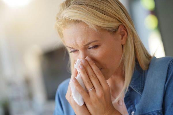 Κοροναϊός: Αυτές είναι οι διαφορές του από την εποχική αλλεργία | imommy.gr