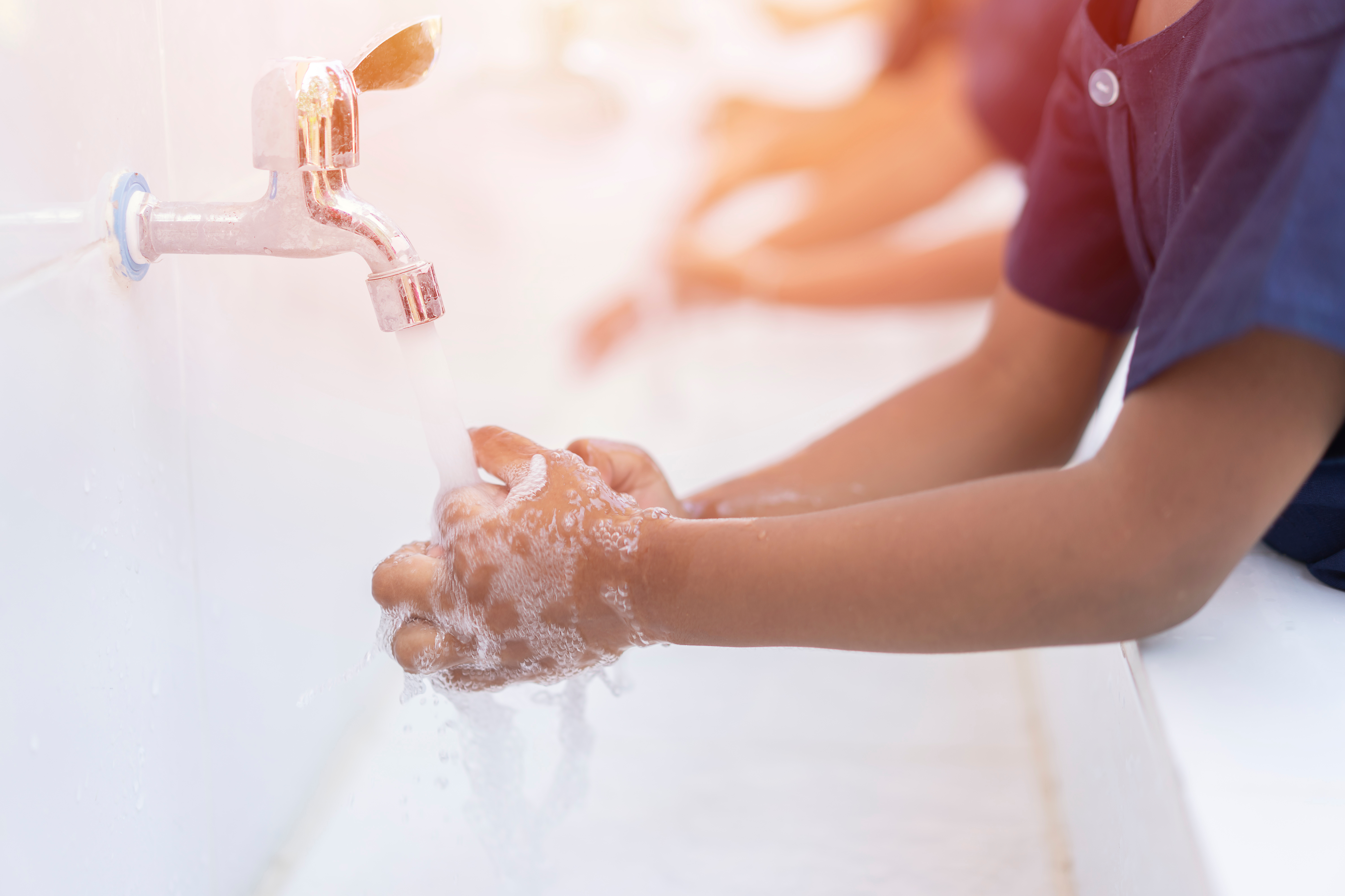 Мытье следуй. Гигиена рук. Мытье рук. Ребенок моет руки. Гигиена Эстетика.