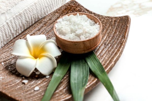 Πέντε τρόποι να εντάξετε το αλάτι στη ρουτίνα ομορφιάς σας | imommy.gr