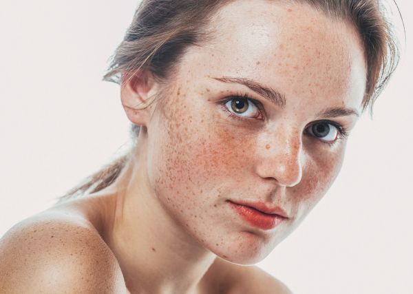 Τέσσερις απρόσμενοι παράγοντες που κάνουν το δέρμα μας να γερνάει πρόωρα | imommy.gr