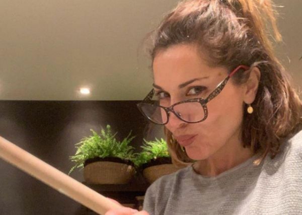 Δέσποινα Βανδή: Έφτιαξε πανεύκολο σοκολατένιο κέικ | imommy.gr