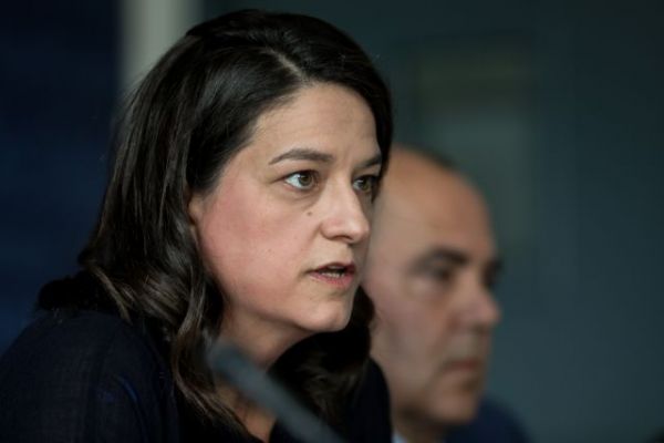 Τι θα γίνει με τις πανελλαδικές και τις προαγωγικές εξετάσεις – Τι απαντά η Κεραμέως για τα σχολεία | imommy.gr