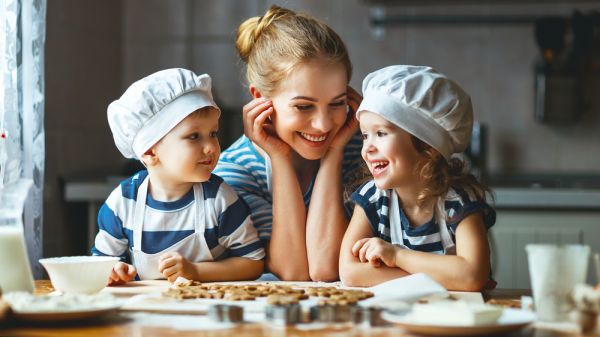 Μένουμε σπίτι και διασκεδάζουμε μαγειρεύοντας με τα παιδιά μας | imommy.gr