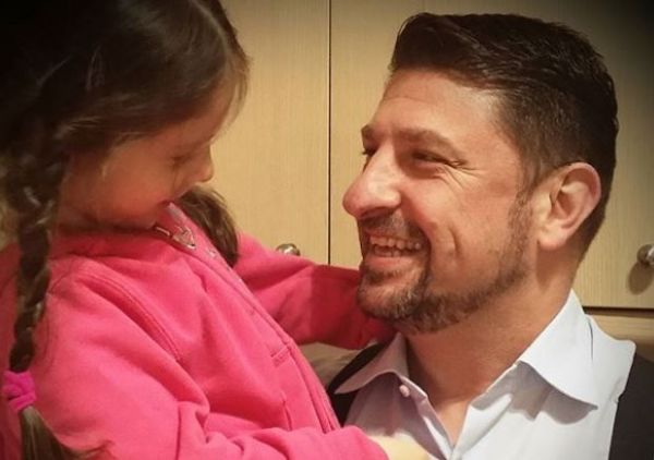 Ο «αυστηρός» Νίκος Χαρδαλιάς σε χαλαρές οικογενειακές στιγμές | imommy.gr