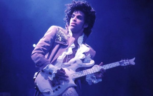 Στο «σφυρί» η αγαπημένη ηλεκτρονική κιθάρα του Prince | imommy.gr