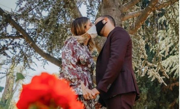 Ελληνίδα τραγουδίστρια παντρεύτηκε εν μέσω κοροναϊού με μάσκα | imommy.gr