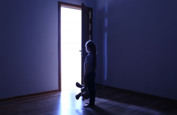 Πώς μπορούμε να βοηθήσουμε ένα παιδί που υπνοβατεί; | imommy.gr